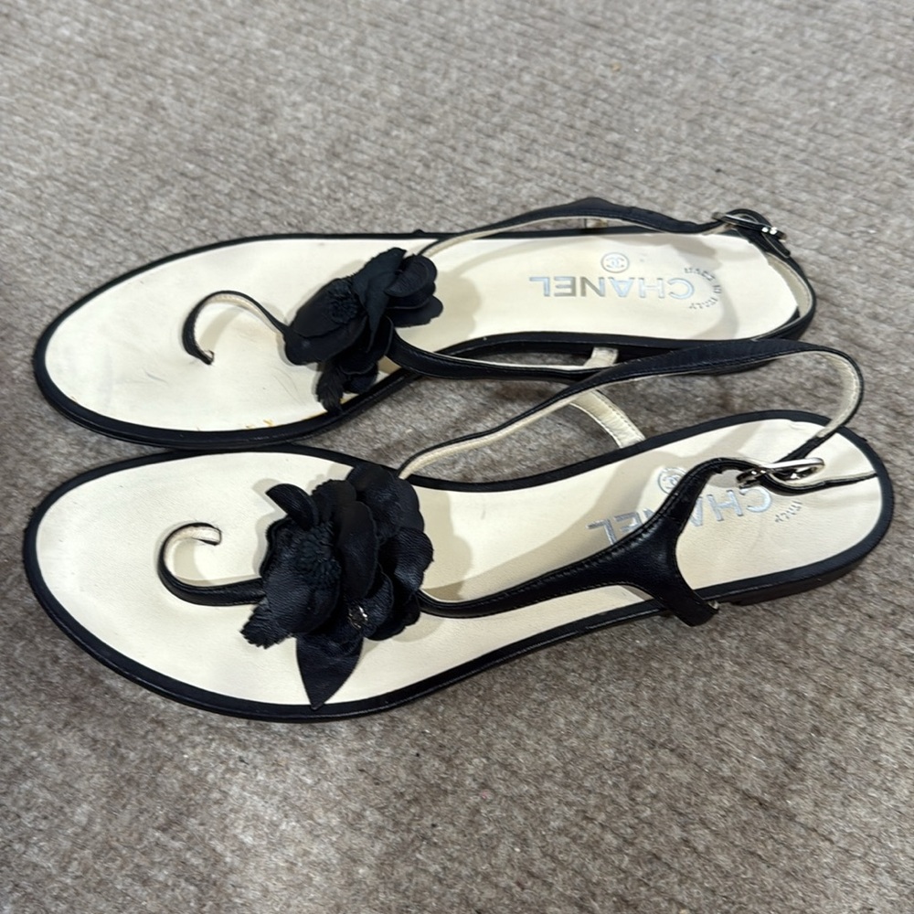 CHANEL Black Floral Slingback Sandals with Beige Footbed - Picture 4 of 7